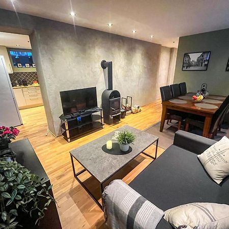 Two-Bedroom City Apartment With Fire Place, Free Parking And Fjordview Terrace - Calm And Central Ålesund Buitenkant foto