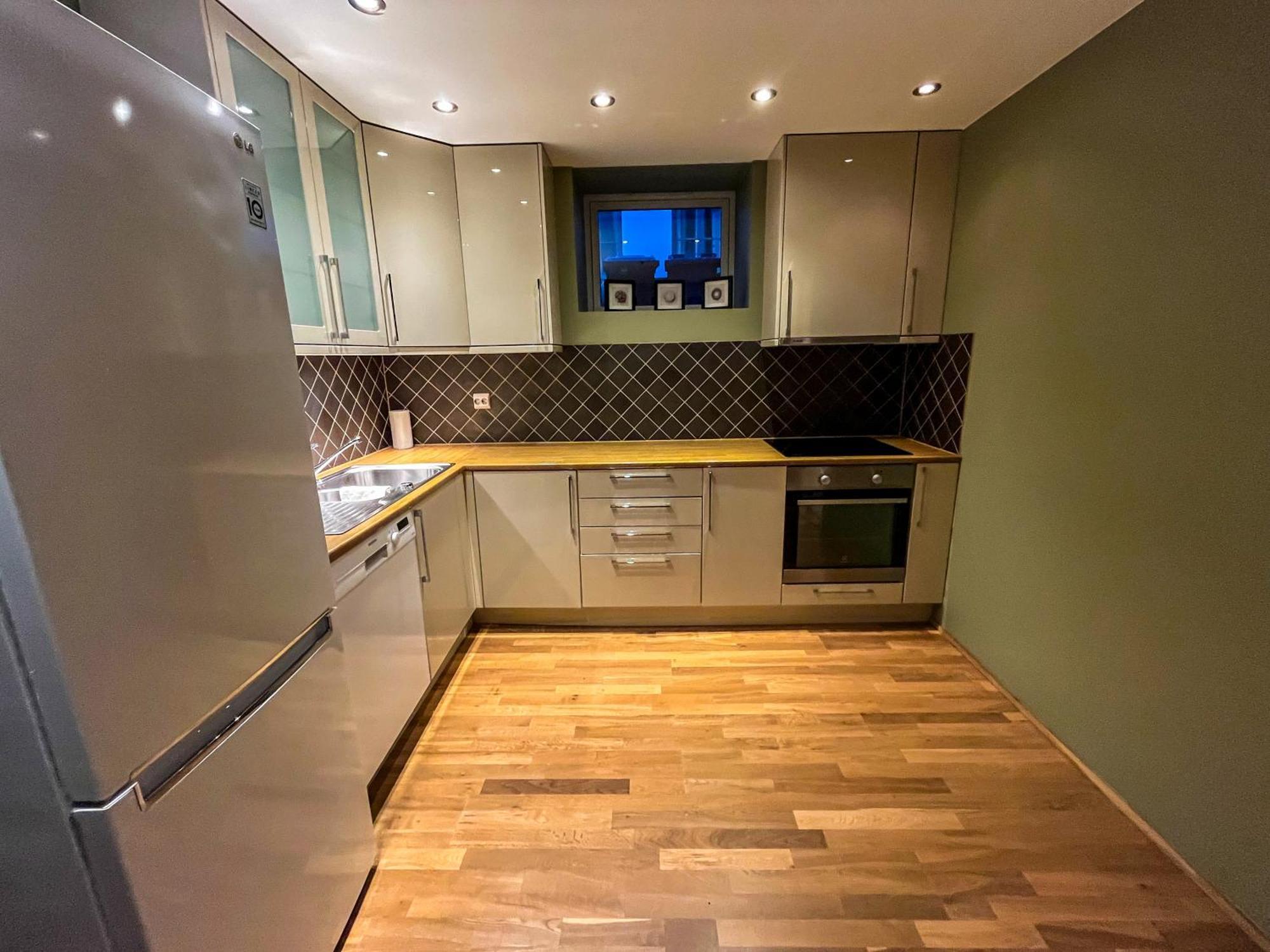 Two-Bedroom City Apartment With Fire Place, Free Parking And Fjordview Terrace - Calm And Central Ålesund Buitenkant foto