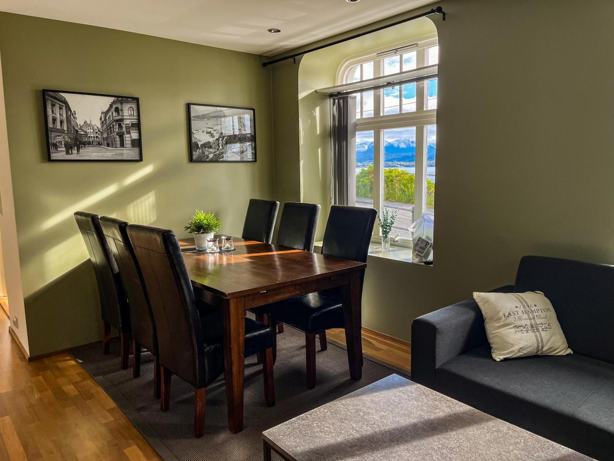 Two-Bedroom City Apartment With Fire Place, Free Parking And Fjordview Terrace - Calm And Central Ålesund Buitenkant foto