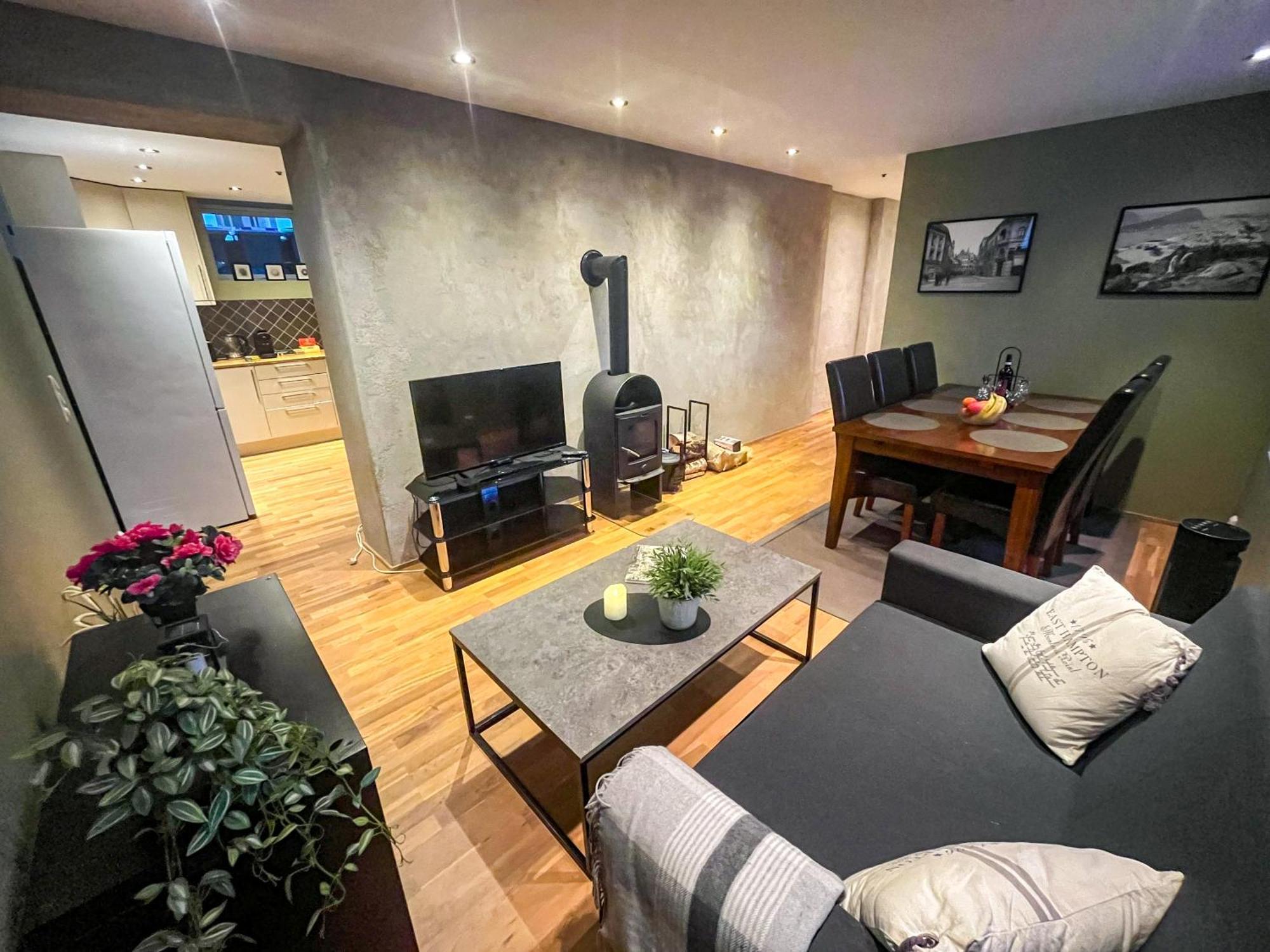 Two-Bedroom City Apartment With Fire Place, Free Parking And Fjordview Terrace - Calm And Central Ålesund Buitenkant foto
