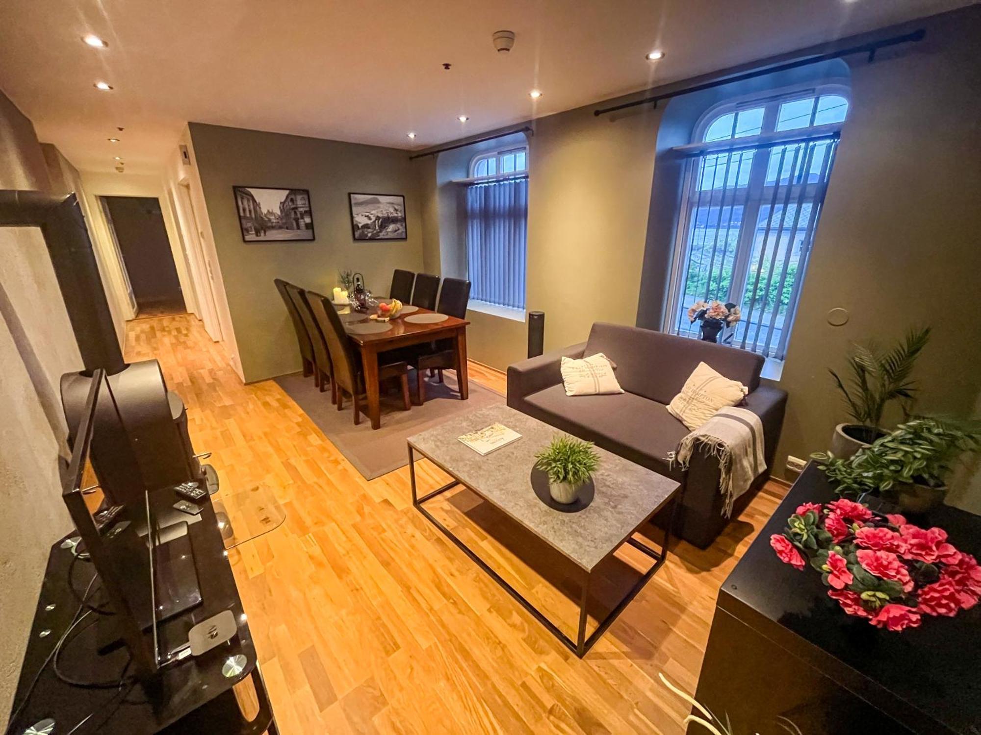 Two-Bedroom City Apartment With Fire Place, Free Parking And Fjordview Terrace - Calm And Central Ålesund Buitenkant foto
