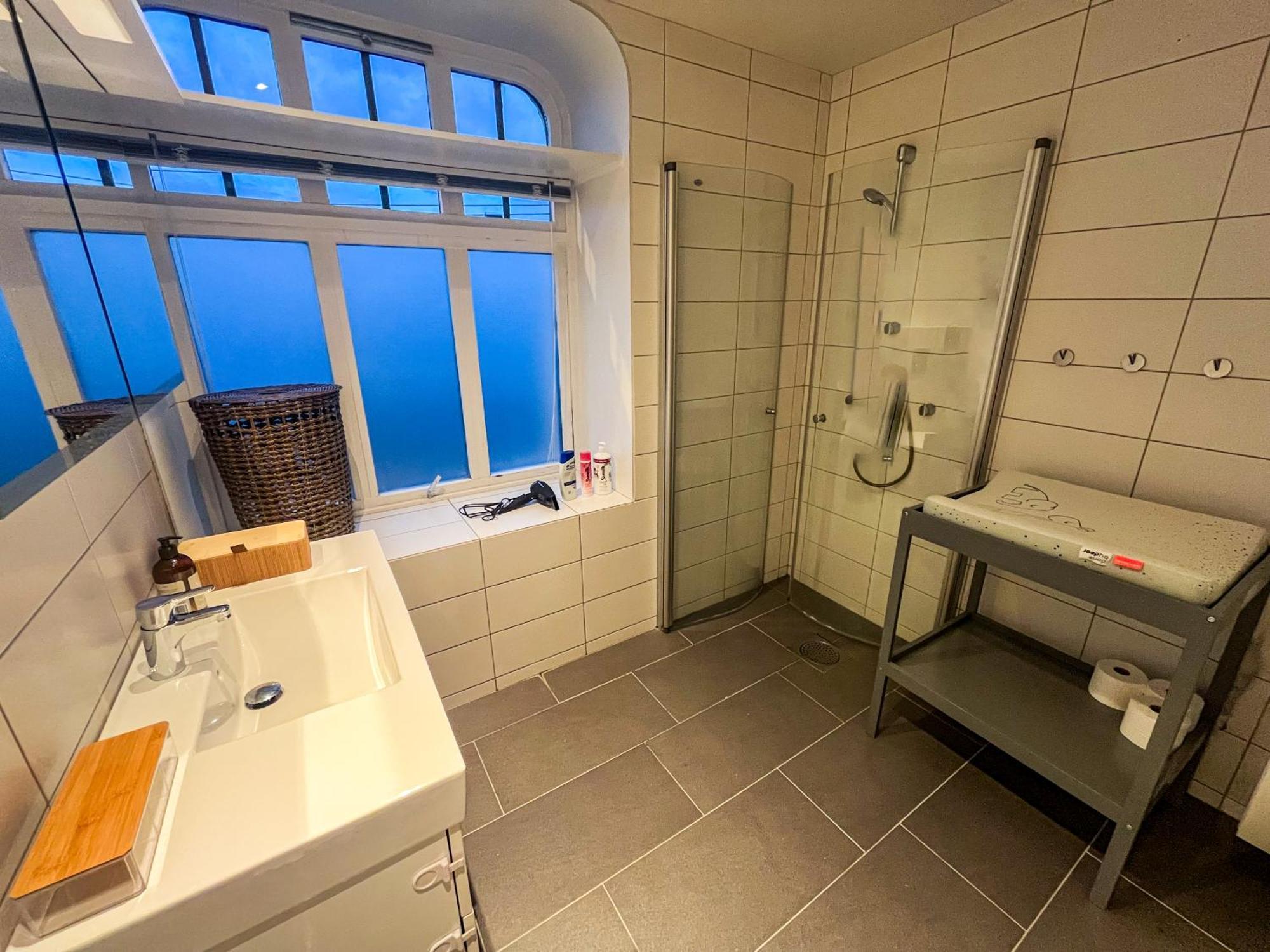 Two-Bedroom City Apartment With Fire Place, Free Parking And Fjordview Terrace - Calm And Central Ålesund Buitenkant foto