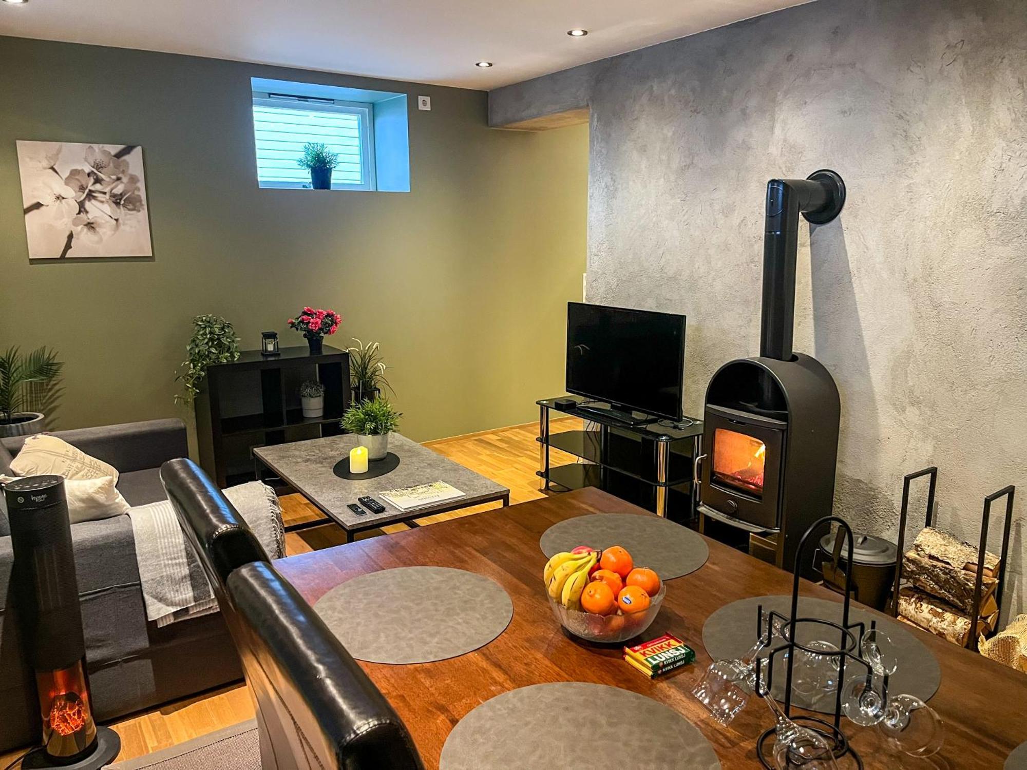 Two-Bedroom City Apartment With Fire Place, Free Parking And Fjordview Terrace - Calm And Central Ålesund Buitenkant foto